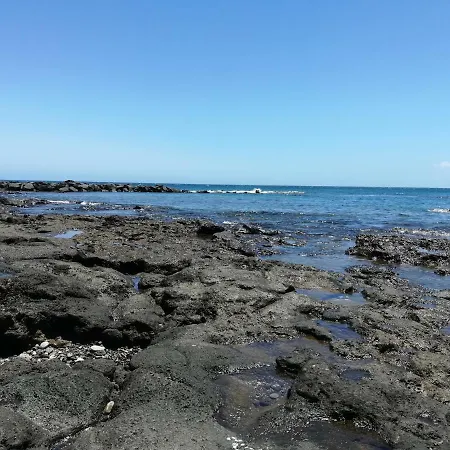 Diez Metros De La Playa *